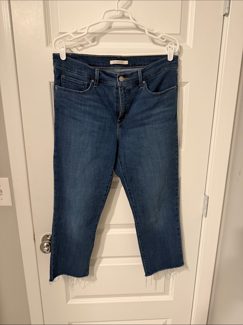 Frayed Hem Cropped Jeans Dark Blue LEVIS 312 31 30 SHAPING SLIM CAPRI DENIM